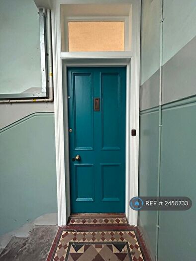 2 Bedroom Flat To Rent In Bruntsfield Gardens, Edinburgh, EH10