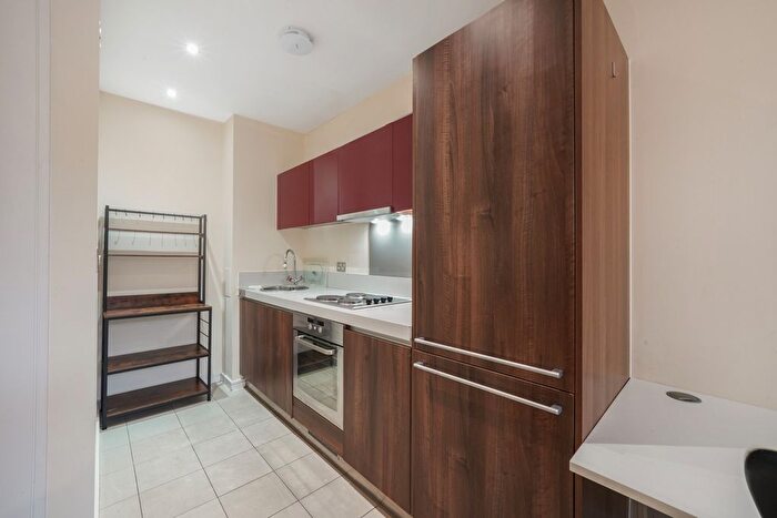 1 Bedroom Flat To Rent In Great West Road, Brentford, TW8