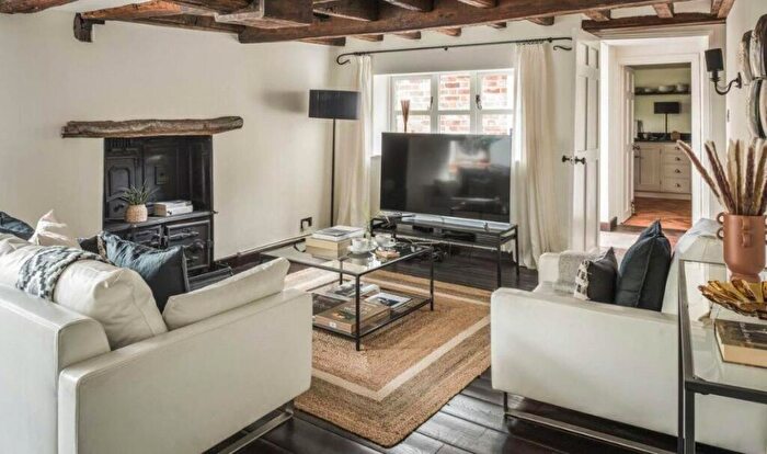 3 Bedroom Flat To Rent In Kennington Lane, SE11