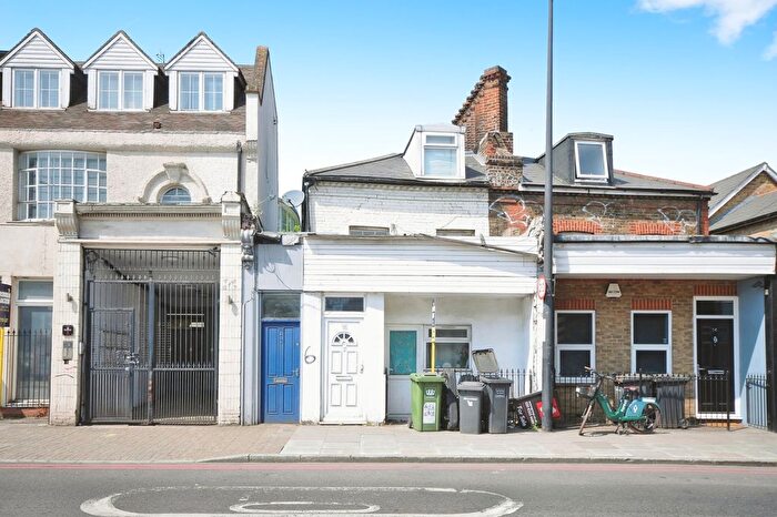 3 Bedroom Flat For Sale In Catford Hill, London, SE6