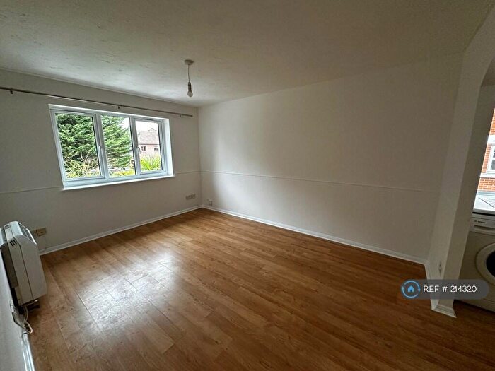 1 Bedroom Flat To Rent In Wildbank Court, Woking, GU22