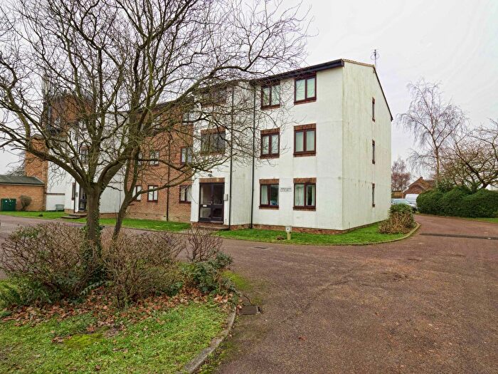 2 Bedroom Flat For Sale In Queens Drive, Abbots Langley, WD5