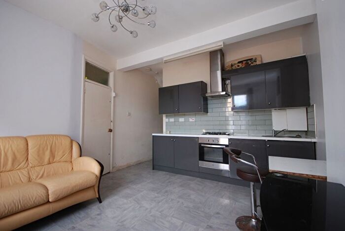 2 Bedroom Flat To Rent In Warner Road, London, SE5