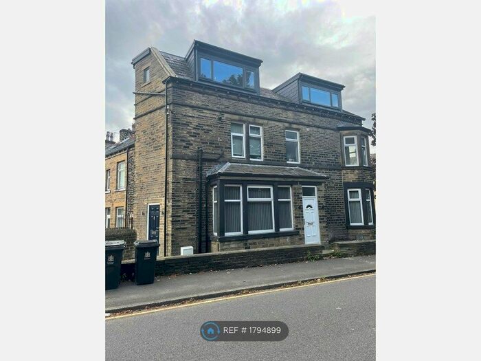 2 Bedroom Flat To Rent In Squire Lane, Bradford, BD8