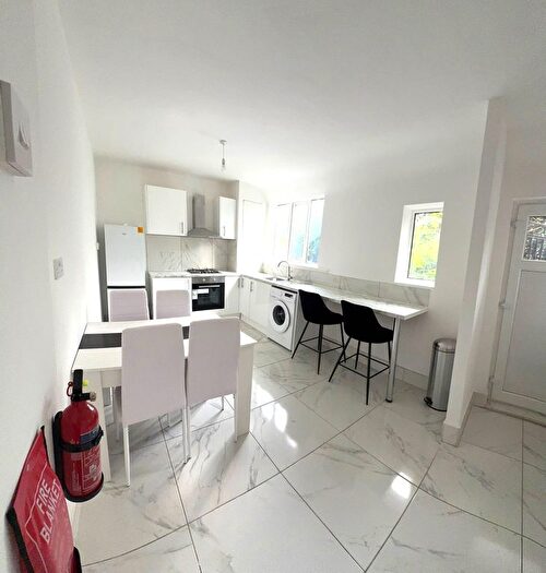 5 Bedroom Town House To Rent In Stothard Street, Stepney Green, E1