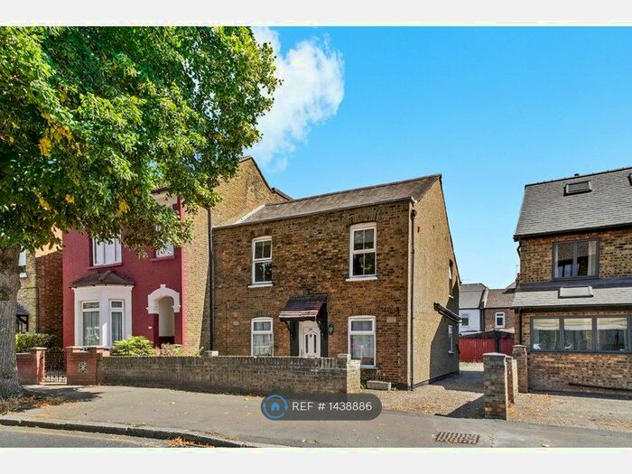 2 Bedroom Flat To Rent In Chase Side, Enfield, EN2