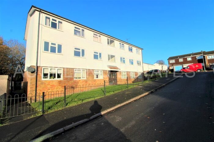 2 Bedroom Flat For Sale In Kimptons Close, Potters Bar, EN6