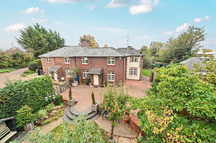 4 Bedroom Semi-Detached House For Sale In Banbury Road, Kidlington, Oxfordshire, OX5