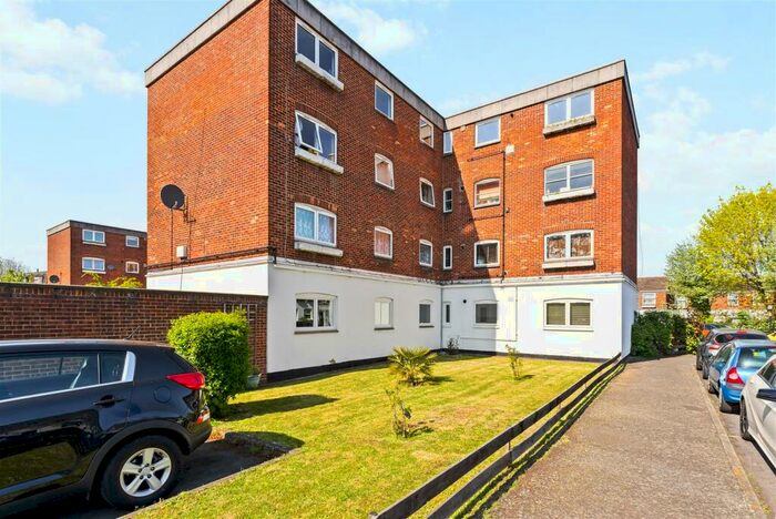 2 Bedroom Flat To Rent In St. Lukes Close, London, SE25