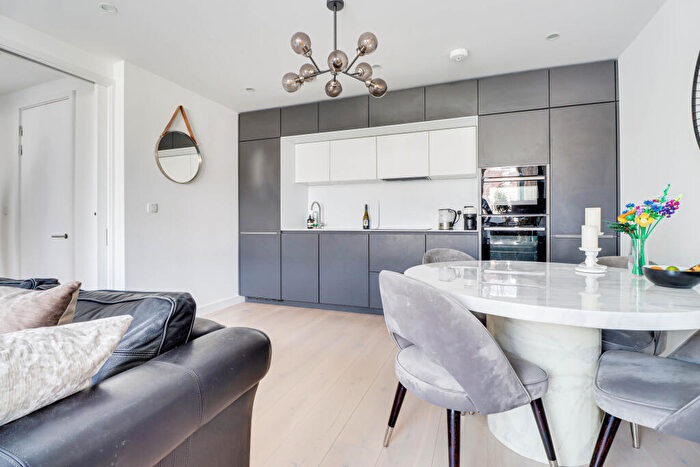 2 Bedroom Flat For Sale In Gabriel Square, St. Albans, Hertfordshire, AL1