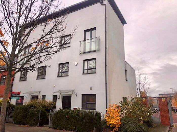 4 Bedroom Town House To Rent In Broughton Lane, Salford, M7