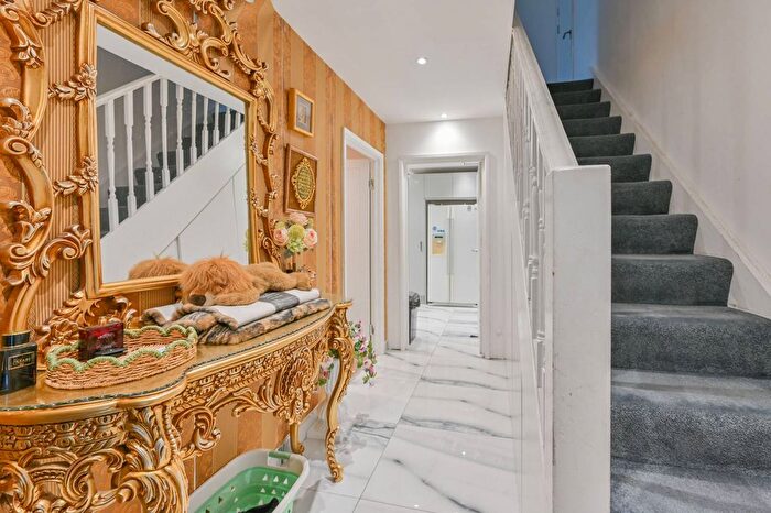 5 Bedroom End Of Terrace House For Sale In Cherry Garth, Brentford, TW8