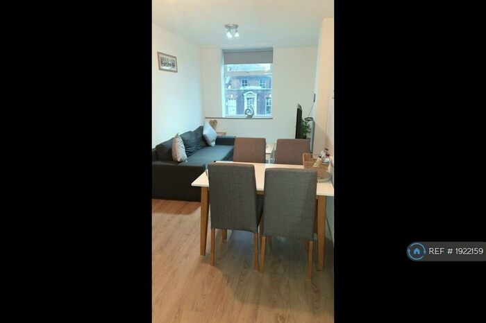 2 Bedroom Flat To Rent In South Street, Romford, RM1