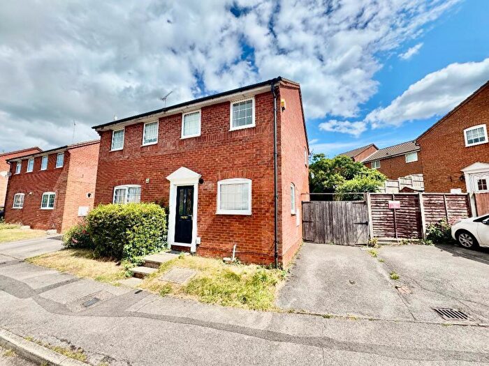 2 Bedroom Semi-Detached House For Sale In Felton Close, Luton, LU2
