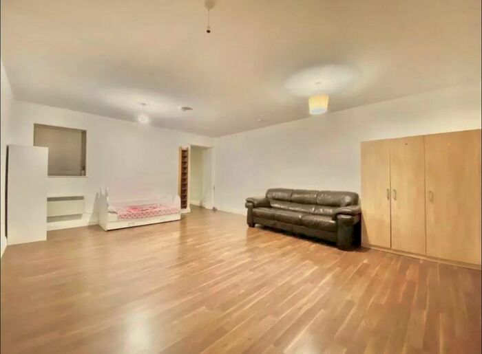 Studio To Rent In Lower Road, SM1