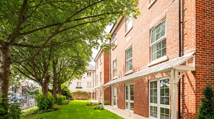 1 Bedroom Retirement Property For Sale In Bed Apartment, Clinton Lodge, Lymington, SO41