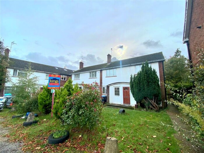 2 Bedroom Maisonette To Rent In Holtwhites Hill, Enfield, EN2