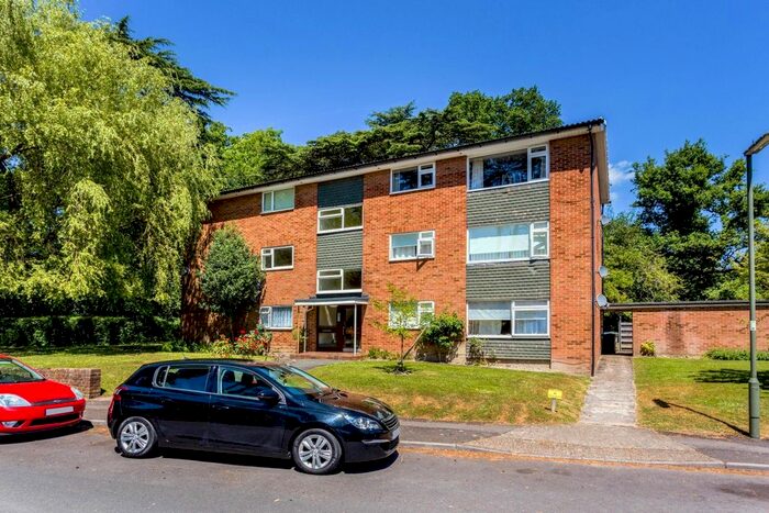 2 Bedroom Flat To Rent In Oakfield Drive, Reigate, RH2