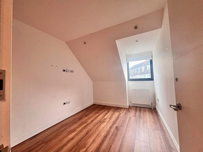 2 Bedroom Detached House To Rent In Edeleny Close, London, N2
