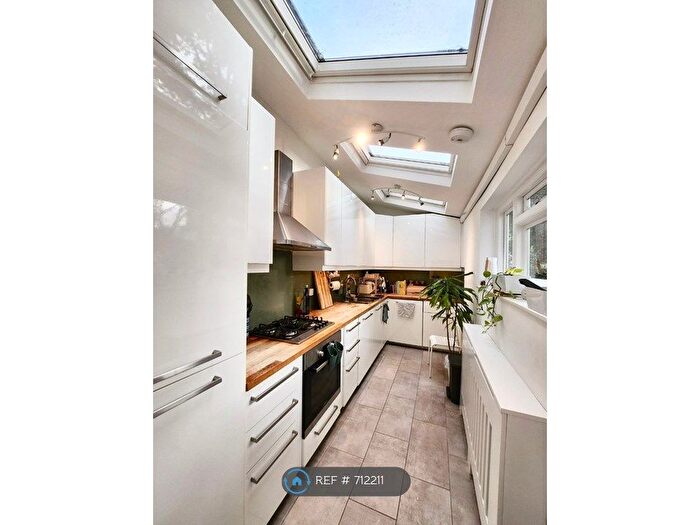 2 Bedroom Flat To Rent In Clapham Common, London, SW4