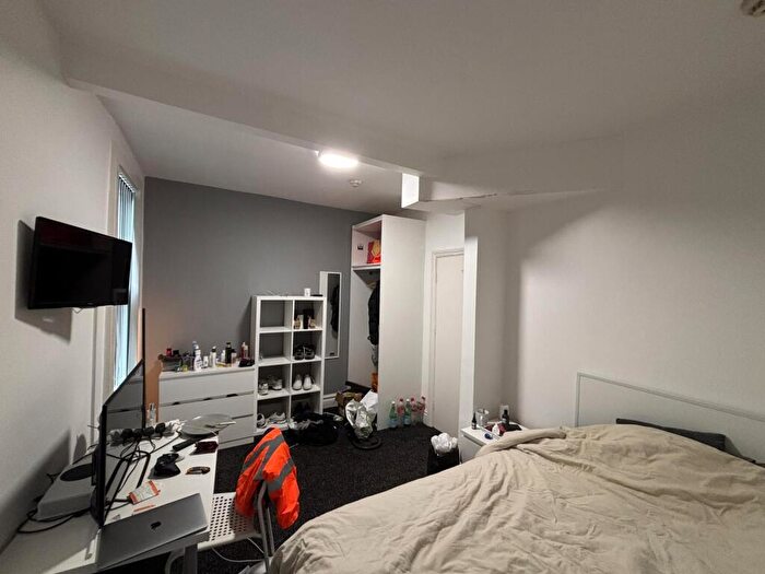 3 Bedroom Flat To Rent In Headingley Avenue, Leeds, LS6