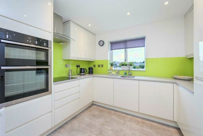 2 Bedroom Flat To Rent In Heron Drive, London, N4