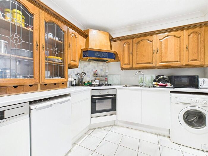 2 Bedroom Apartment To Rent In Adelaide Crescent, Hove, East Sussex, BN3