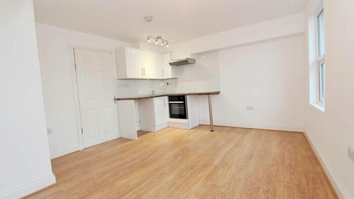 2 Bedroom Flat To Rent In Summers Lane, London, N12