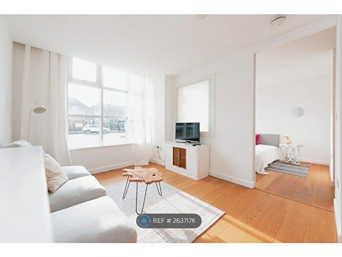 1 Bedroom Flat To Rent In Chertsey Road, Twickenham, TW1