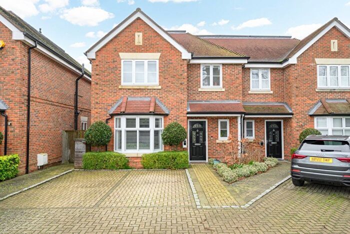 4 Bedroom Semi Detached House For Sale In Fox Grove, Walton-On-Thames, KT12