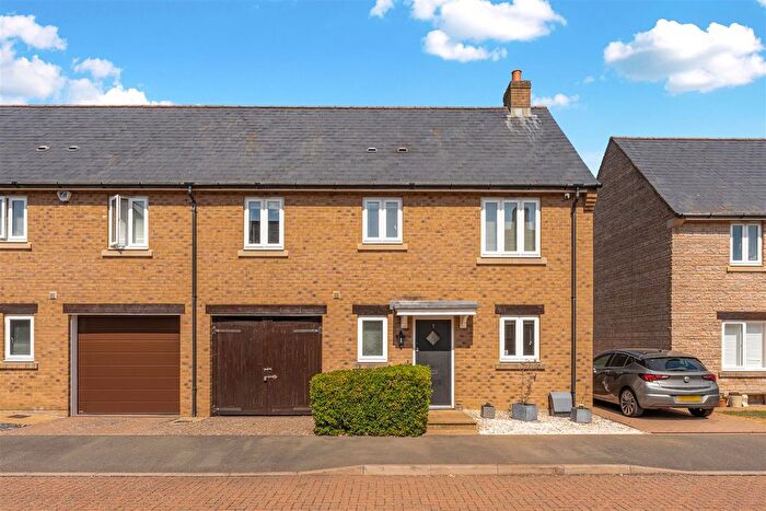 3 Bedroom Link Detached House For Sale In Aldous Drive, Bloxham, OX15