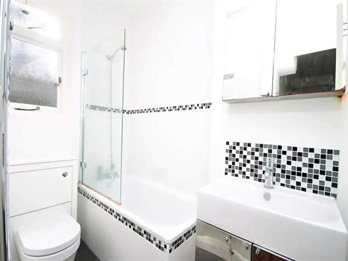 2 Bedroom Flat To Rent In Edward Road, London, E17
