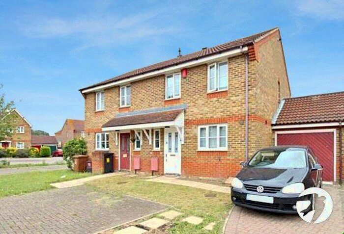 3 Bedroom Semi-Detached House To Rent In Wentworth Close, London, SE28