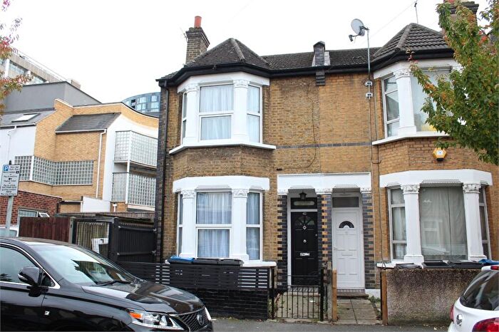 3 Bedroom Semi Detached House For Sale In Thornhill Road, Croydon, CR0