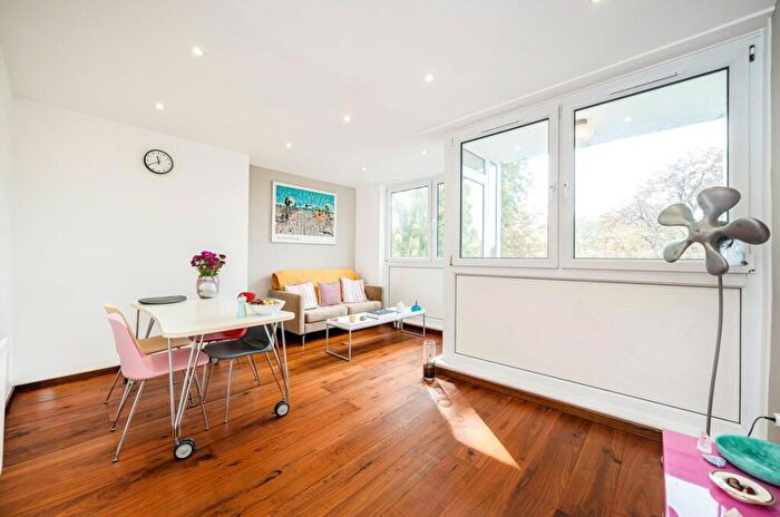 3 Bedroom Maisonette For Sale In Rye Hill Park, Nunhead, SE15