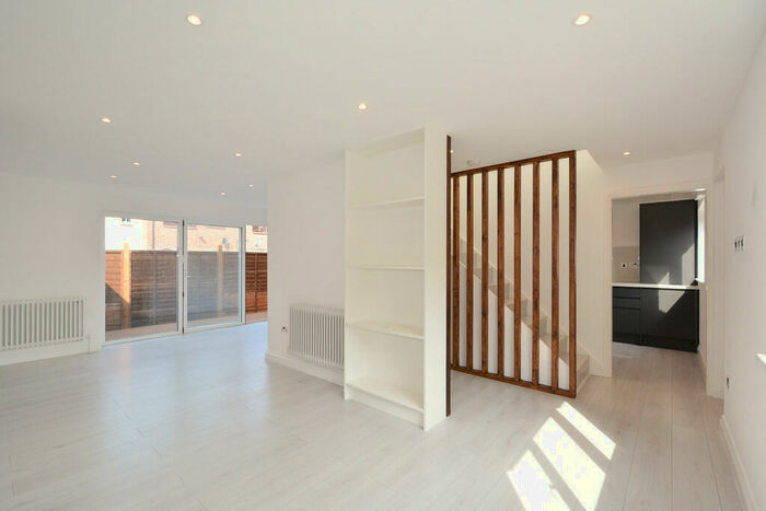 3 Bedroom Apartment To Rent In Victory Way, London, SE16