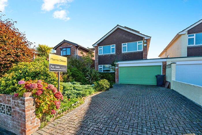4 Bedroom Link Detached House For Sale In Sea Grove Avenue, Hayling Island, Hampshire, PO11