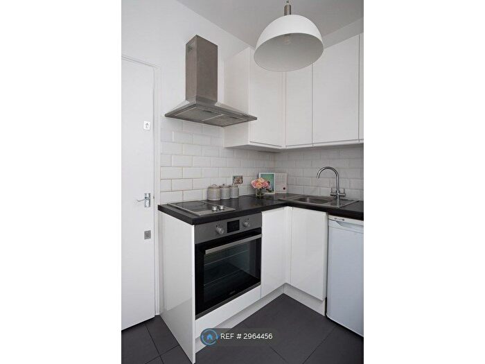 Studio To Rent In Kingsland Road, London, E2