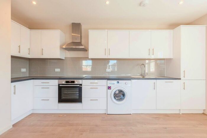 2 Bedroom Flat To Rent In Clapham Road, Stockwell, London, SW9