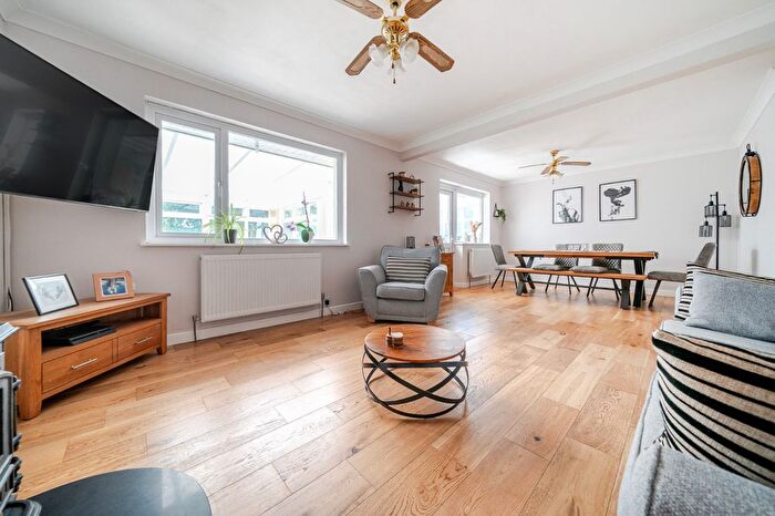 3 Bedroom Bungalow For Sale In Milton Road, Waterlooville, Hampshire, PO7