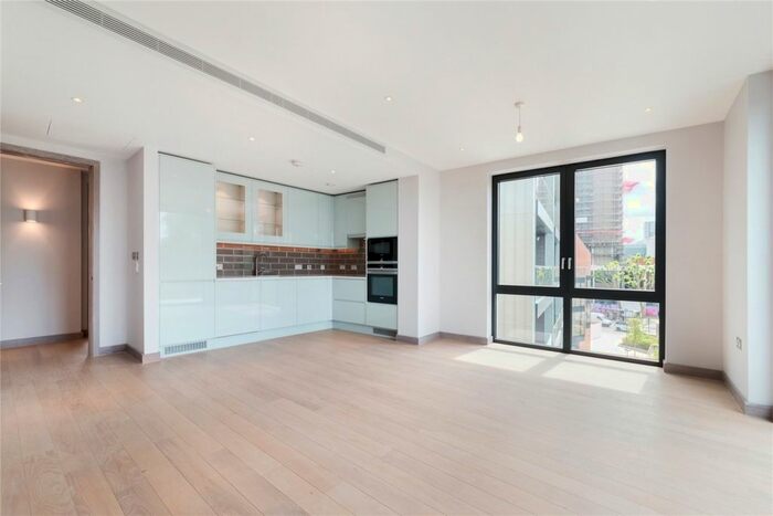 3 Bedroom Flat To Rent In Drapers Yard, London, SW18