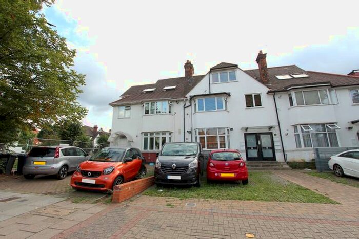 2 Bedroom Flat To Rent In Golders Green Road, London, NW11
