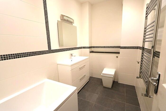 2 Bedroom Apartment To Rent In Clarendon Square, Leamington Spa, Warwickshire, CV32