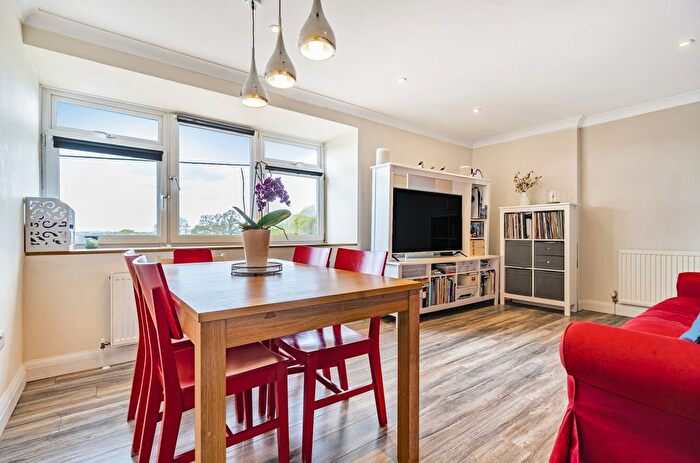 2 Bedroom Flat For Sale In Saville Court Station Road, Billingshurst, RH14