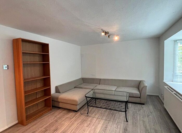 2 Bedroom Apartment To Rent In Laburnum Close, London, N11