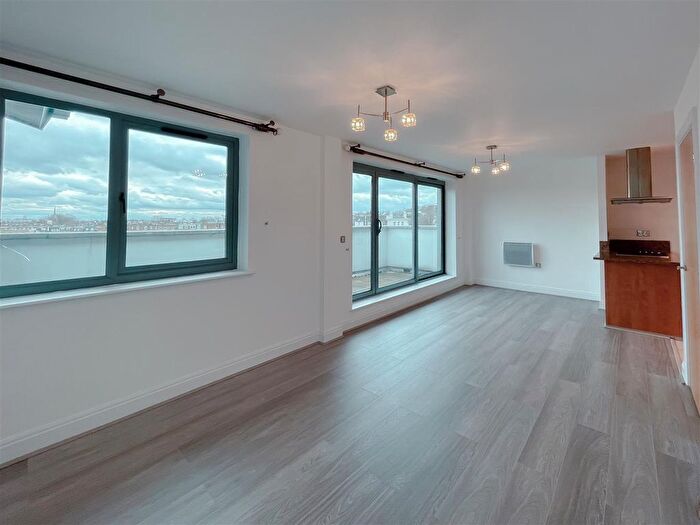 2 Bedroom Flat To Rent In Regents Park Road, London, NW1