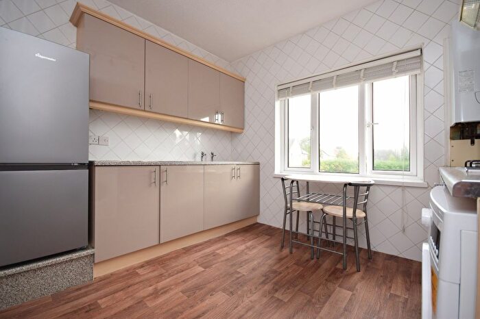 2 Bedroom Flat To Rent In King Lane, Leeds, West Yorkshire, LS17