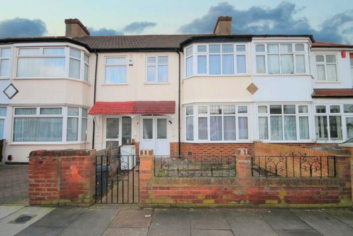 3 Bedroom Detached House To Rent In Brian Road, Romford, RM6