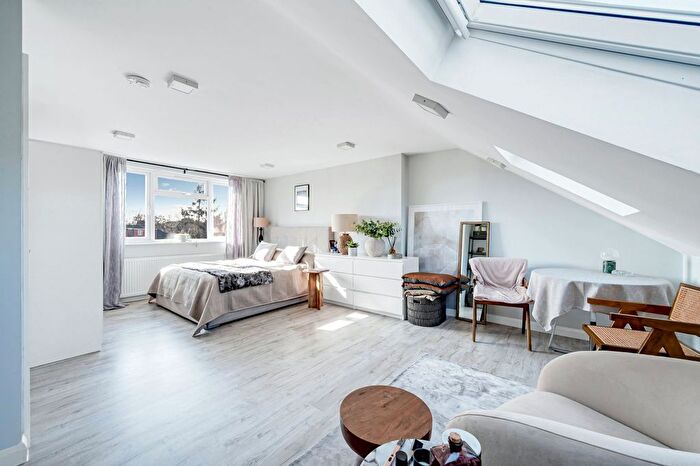 4 Bedroom Semi Detached House For Sale In Bowes Road, Acton, W3