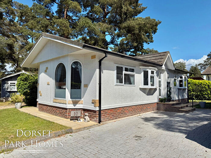 2 Bedroom Park Home For Sale In Lone Pine Park, Ferndown, Dorset, BH22
